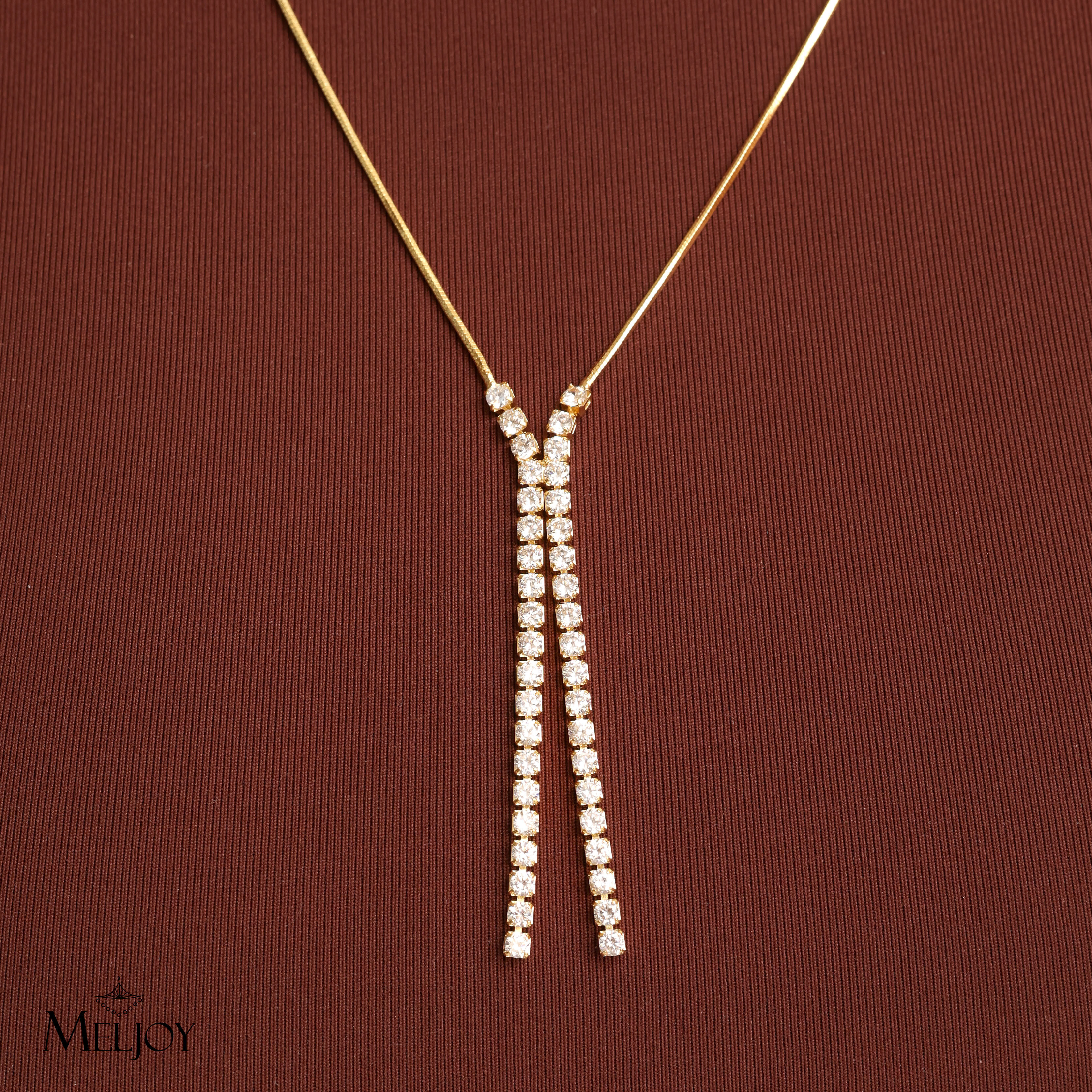 COLAR GRAVATINHA CRAVEJADA 